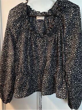 Universal Thread Black and White Speckled Ruffle Top